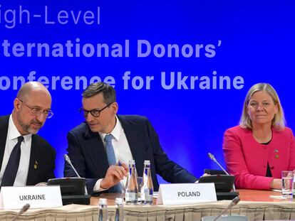 El primer ministro ucranio, Denis Shmihal, junto a sus homólogos de Polonia y Suecia, Mateusz Morawiecki y Magdalena Andersson.
