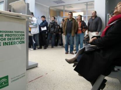 El paro registrado sube en 90.248 personas y alcanza los 3,25 millones