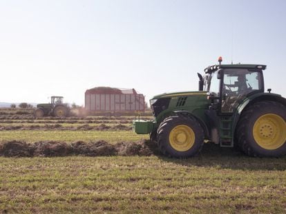 Fase de carga de la alfalfa ya segada en uno de los campos de José Manuel Rivera.
