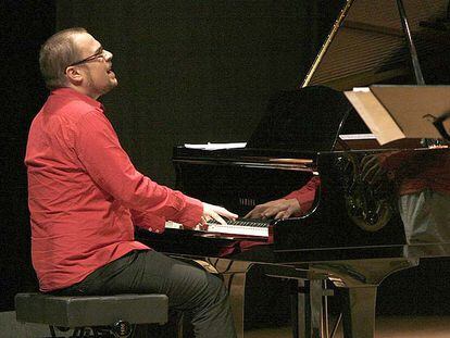 El pianista Abe Rábade, durante la actuación de Ghu! Project, en Cangas, el pasado 23 de agosto.