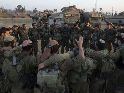 Soldados israel&iacute;es de la Brigada Golani forman un c&iacute;rculo este mi&eacute;rcoles antes de entrar en territorio de Gaza desde Israel. 
