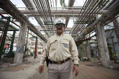 Alberto S&aacute;nchez trabaja en la planta de gas de Nuevo Pemex (Tabasco). 