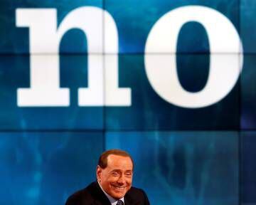 Silvio Berlusconi hace campaña por el 'no', el pasado miércoles, en un programa de televisión.