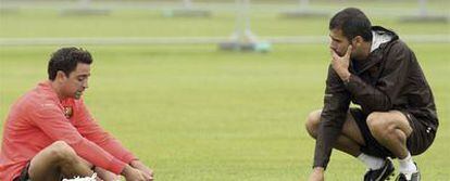 Guardiola charla con Xavi durante uno de los entrenamientos llevados a cabo en Saint Andrews.