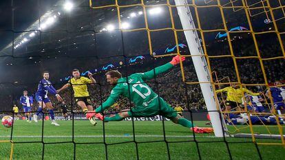 Maatsen marca el segundo gol del Dortmund ante el Atlético.