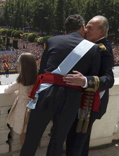 El Rey Felipe VI saluda a su padre, don Juan Carlos I