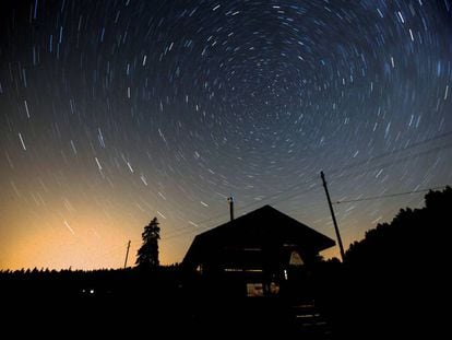 Fotografía de larga exposición durante una noche de estrellas fugaces