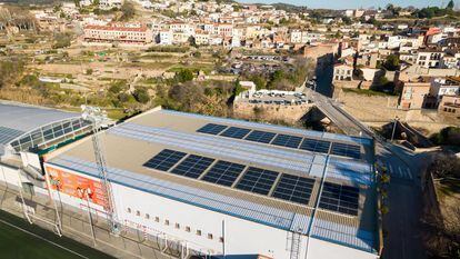 Las placas solares del pabellón Cremades que forman parte de la comunidad energética de Caldes de Montbui (Barcelona)