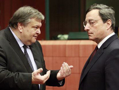 El presidente del Banco Central Europeo, Mario Draghi (a la derecha), conversa con el ministro griego de Finanzas, Evangelos Venizelos, al inicio de la reunión de ministros de Finanzas de la eurozona celebrada en Bruselas