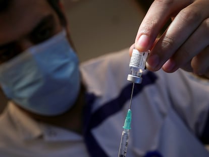 Un sanitario prepara una dosis de la vacuna este miércoles.