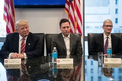 Donald Trump, Peter Thiel  y Tim Cook, CEO de Apple.