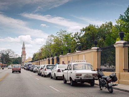 Cola de vehículos a la espera de repostar, la semana pasada en La Habana.