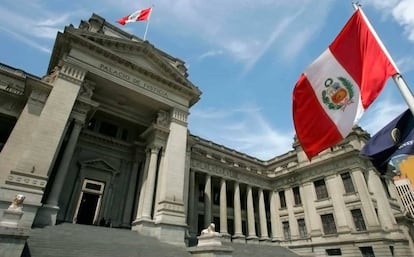 El edificio del Palacio de Justicia en Lima, Perú.