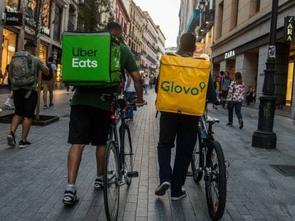 Riders de Glovo y Uber por las calles de Madrid en septiembre de 2019.