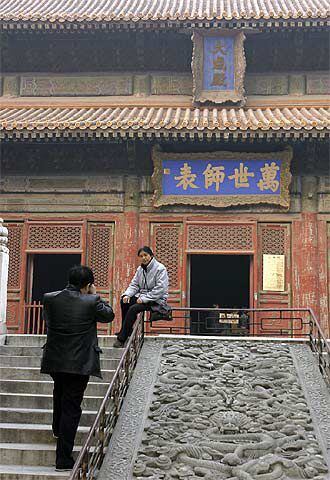 Una visitante se retrata frente al templo de Confucio de Pekín, del siglo XIV, que alberga el Museo de la Capital.
