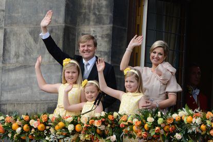 Los reyes de Holanda y sus hijas (de izquierda a derecha Amalia, Ariana y Alexia) saludan en el balcón del palacio real de La Haya tras la entronización de su padre, el 30 de abril de 2013.