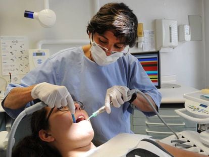 Una paciente se somete a una operación odontológica en una foto de archivo tomada en 2017.