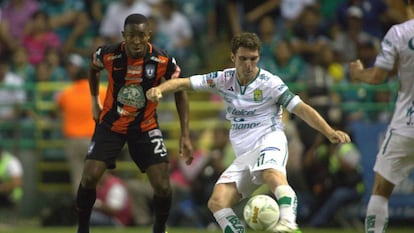 Mauro Boselli controla el balón frente a Oscar Murilo.