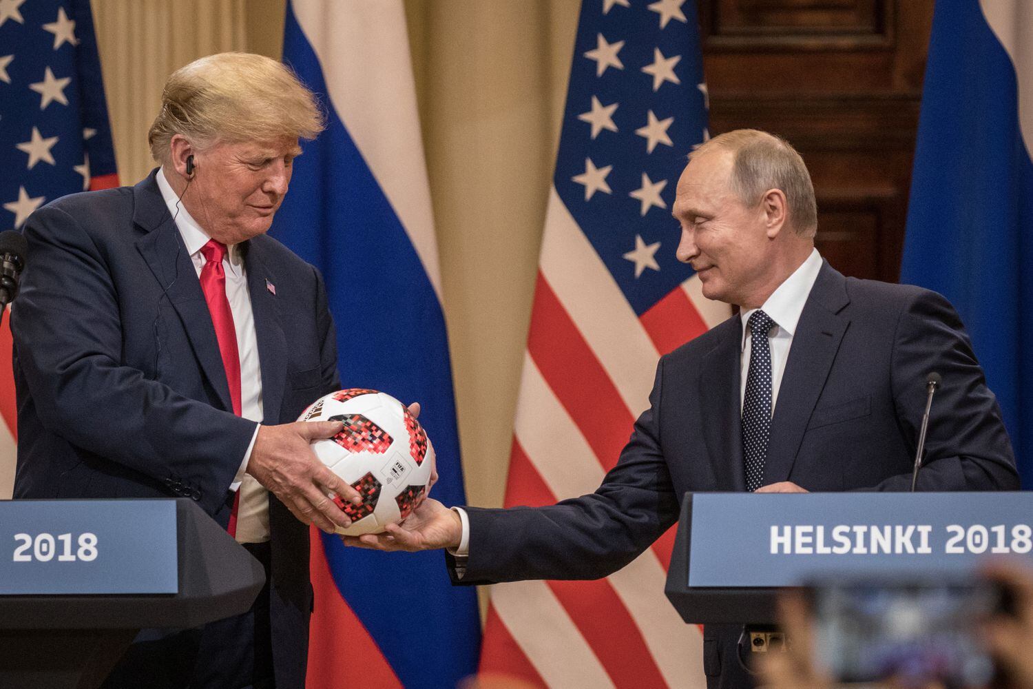 El presidente Trump y el presidente Putin celebran una conferencia de prensa conjunta después de su cumbre, el 16 de julio de 2018 en Helsinki, Finlandia. Los dos líderes discutieron sobre variedad de temas, incluida la colusión de las elecciones estadounidenses de 2016. 
