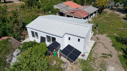 Instalación de paneles solares en la Casa de Salud de Cachimbo, Oaxaca, en el marco del programa Luces de Esperanza de Iberdrola México.