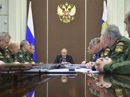 Vlad&iacute;mir Putin, en una reuni&oacute;n hoy con militares.