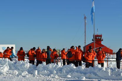 Un grupo de investigadores e integrantes del Comando Conjunto Antártico esperan a subir al avión Hércules que los trasladará desde la Antártida al territorio continental en la Base Marambio.
