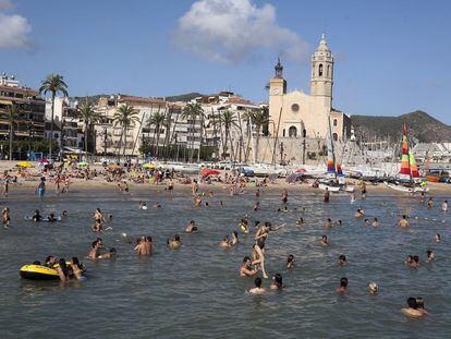 La playa de Sitges en plena temporada alta.