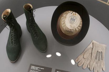 Los zapatos, guantes y sombrero de bombín de Nikola Tesla cedidos por el Museo Nikola Tesla de Belgrado.