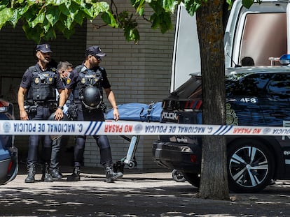 Agentes de Policía Nacional junto al cuerpo de un hombre abatido a tiros que minutos antes había atracado una sucursal bancaria en Burgos, este jueves.