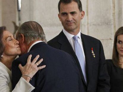  La reina Sof&iacute;a besa al rey Juan Carlos, ante la mirada de los Pr&iacute;ncipes de Asturias, Felipe y Letizia.