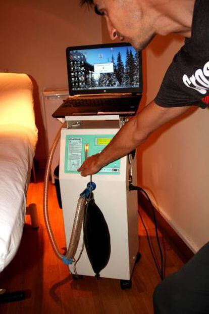 Ivan Rodriguez ajusta la máquina de hipoxia para sesión en reposo. Instalaciones de Reebok La Finca