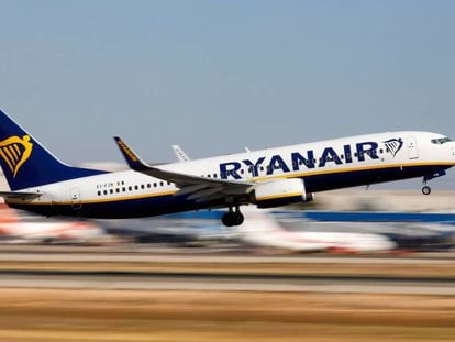 Un avión de Ryanair despega en el aeropuerto de Mallorca. 