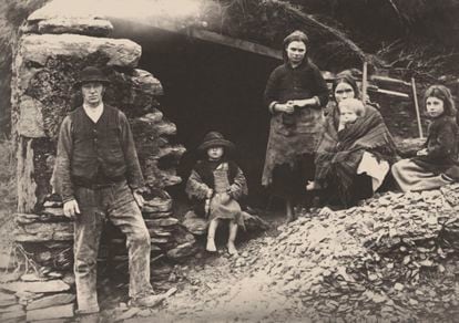 Una familia irlandesa ante las ruinas de su casa en Killarney, durante la gran hambruna de la patata.