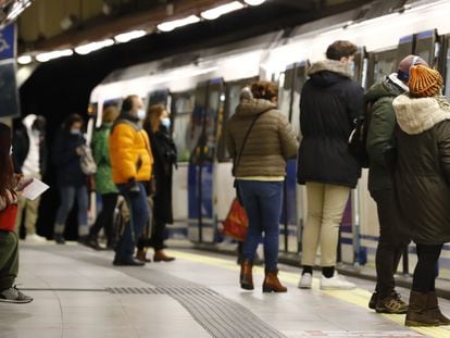 Varias personas esperan para subirse al vagón en una estación del Metro de Madrid.