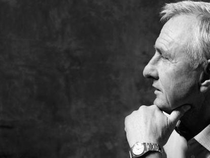 Cruyff lleva un Rolex de oro que le acompa&ntilde;a desde hace 30 a&ntilde;os, y viste pantal&oacute;n y camisa de Ermenegildo Zegna. 