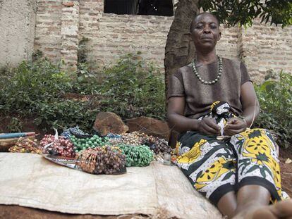 Esther Atieno vende en Kisumu (Kenia) los abalorios que fabrica ella misma.