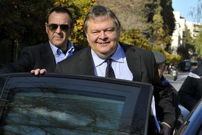 El ministro de Finanzas, Evangelos Venizelos, tras reunirse con Papademos y el FMI.