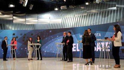 Los candidatos a las elecciones autonómicas madrileñas de 2019 dialogan en el plató de Telemadrid con sus respectivos asesores antes de un debate.