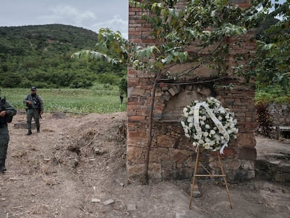 Ofrenda floral junto a un horno crematorio utilizado por los paramilitares en Juan Frío (Colombia).