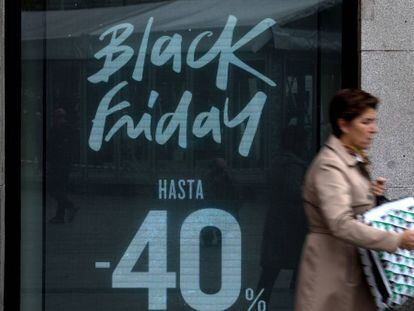 Una mujer pasa junto a un centro comercial en Madrid el pasado Black Friday.