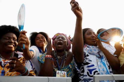 Unas mujeres celebran la llegada del Papa Francisco, antes de la misa que se ha celebrado en Kinsasa, este miércoles.