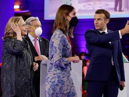 El presidente francés, Emmanuel Macron, saluda a la exsecretaria de Estado Hillary Clinton (izquierda) y a la activista chilena Julieta Martínez en el Foro Generación Igualdad en París, este miércoles.