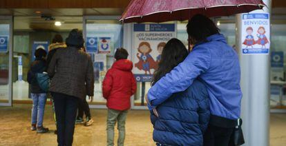 Un grupo de padres acompaña a sus hijos en un centro de vacunación, en Galicia.