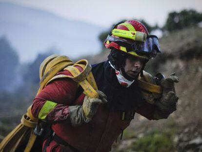 Un brigadista trabaja en el incendio en Torremanzanas.  
