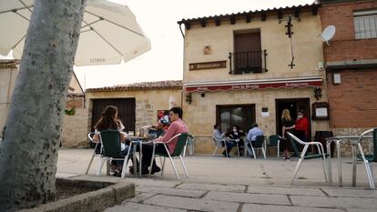 Turistas en la plaza de Urueña (Valladolid).