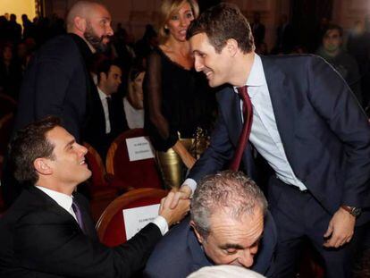 Albert Rivera y Pablo Casado se saludan durante un acto. / J. C. HIDALGO (EFE)