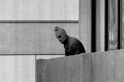 Un terrorista palestino de Septiembre Negro aparece en un balcón del edificio en el que tuvieron secuestrados en Múnich a varios atletas israelíes en 1972.