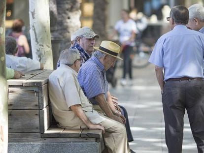Un grupo de jubilados en Sevilla.