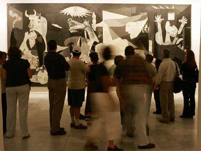 Visitantes del Centro de Arte Reina Sofía, ayer por la tarde ante el <i>Guernica.</i>