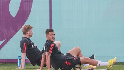 Kevin De Bruyne y Eden Hazard, durante el entrenamiento de la selección belga.